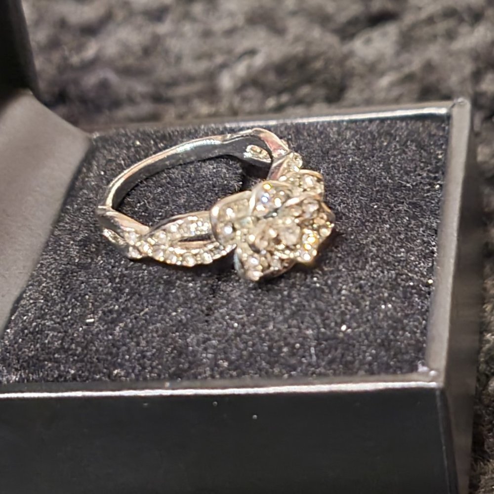Sparkling Flower Ring - Picture 9 of 9